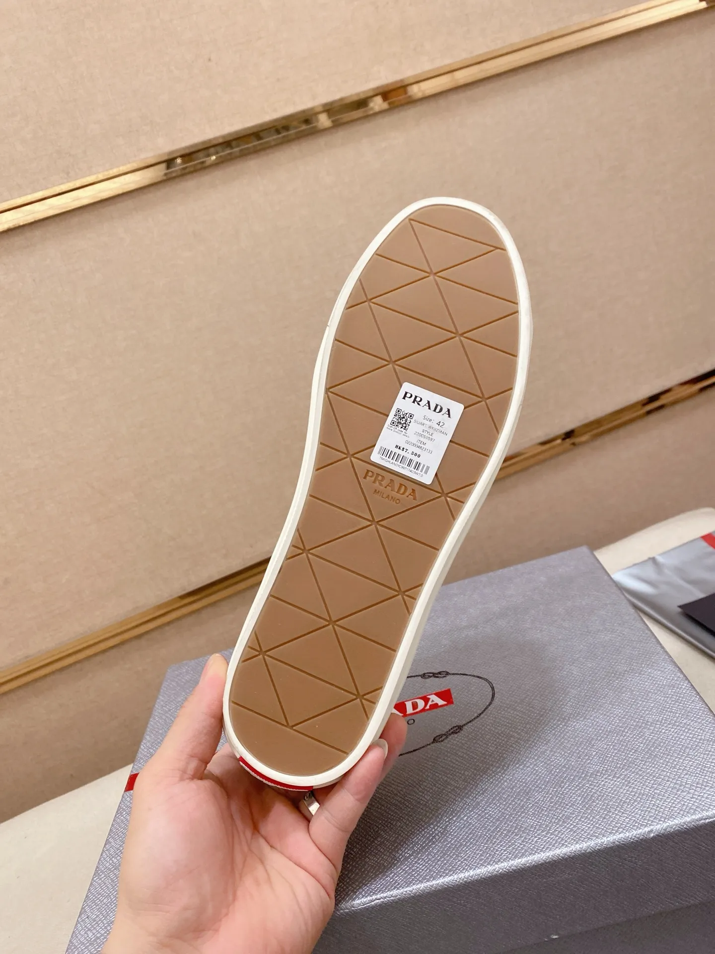 Factory price 560💰 ✔️✔️✔️Higher version High-quality new PRADA (Prada) counters are launched simultaneously. The new men's shoes and 😘fabric are made of selected first-layer cowhide with superb craftsmanship. Lining: Full cowhide lining. 👍🏿 High-end ☄️ air-cushion molded anti-slip rubber outsole, exquisite lines, simple and elegant, comfortable and high-end for leisure travel. Code number: 38 to 45